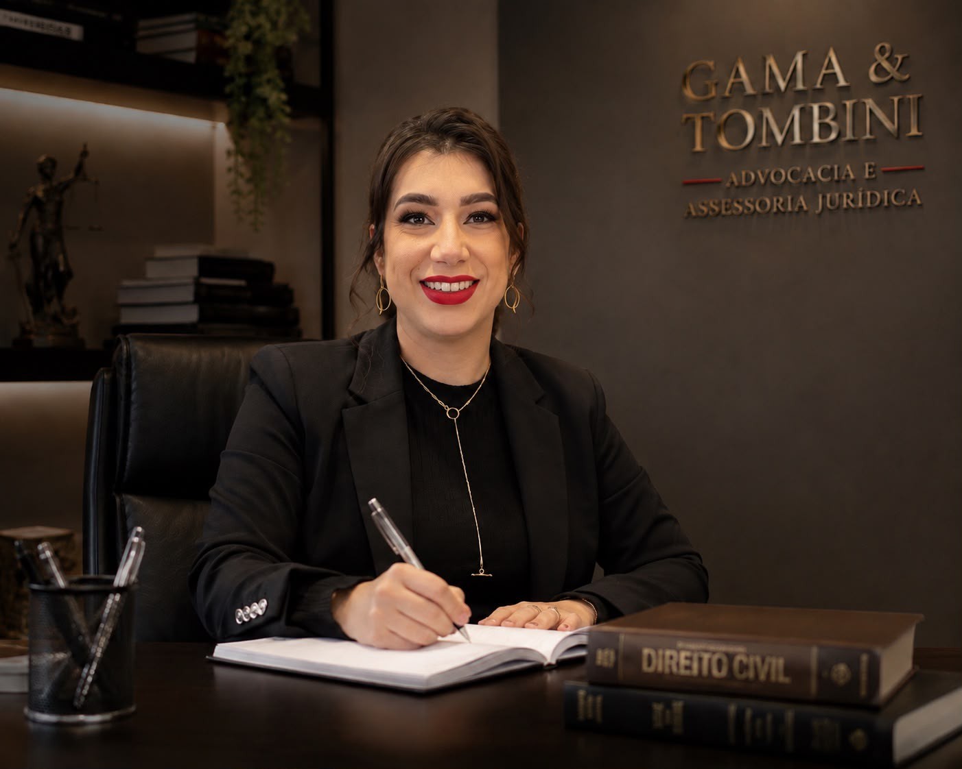 Dra. Samantha Gama em sua mesa no escritório Gama & Tombini
